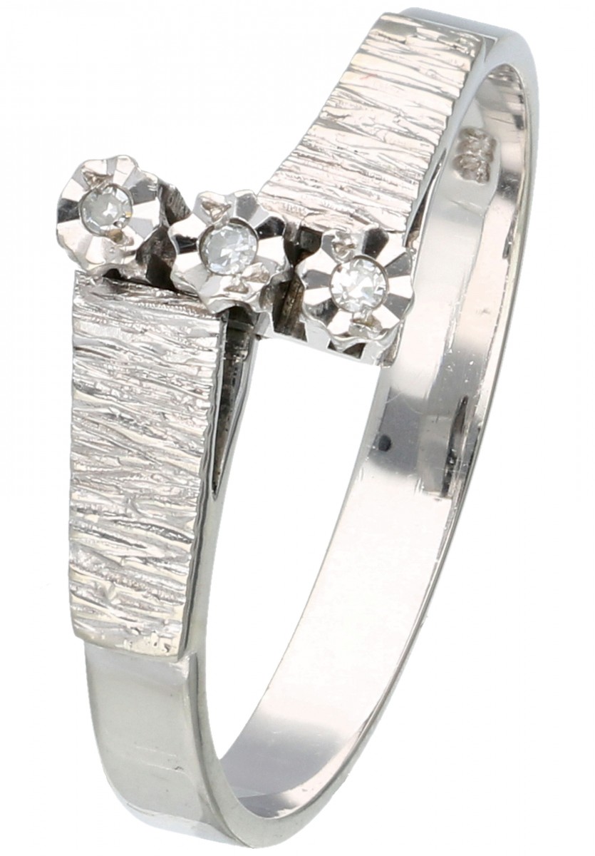 14 kt. Witgouden vintage driesteens-ring bezet met ca. 0.03 ct. diamant.