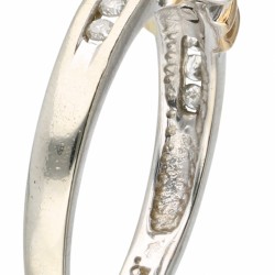 14 kt. Bicolor gouden shoulder ring bezet met ca. 0.15 ct. diamant.