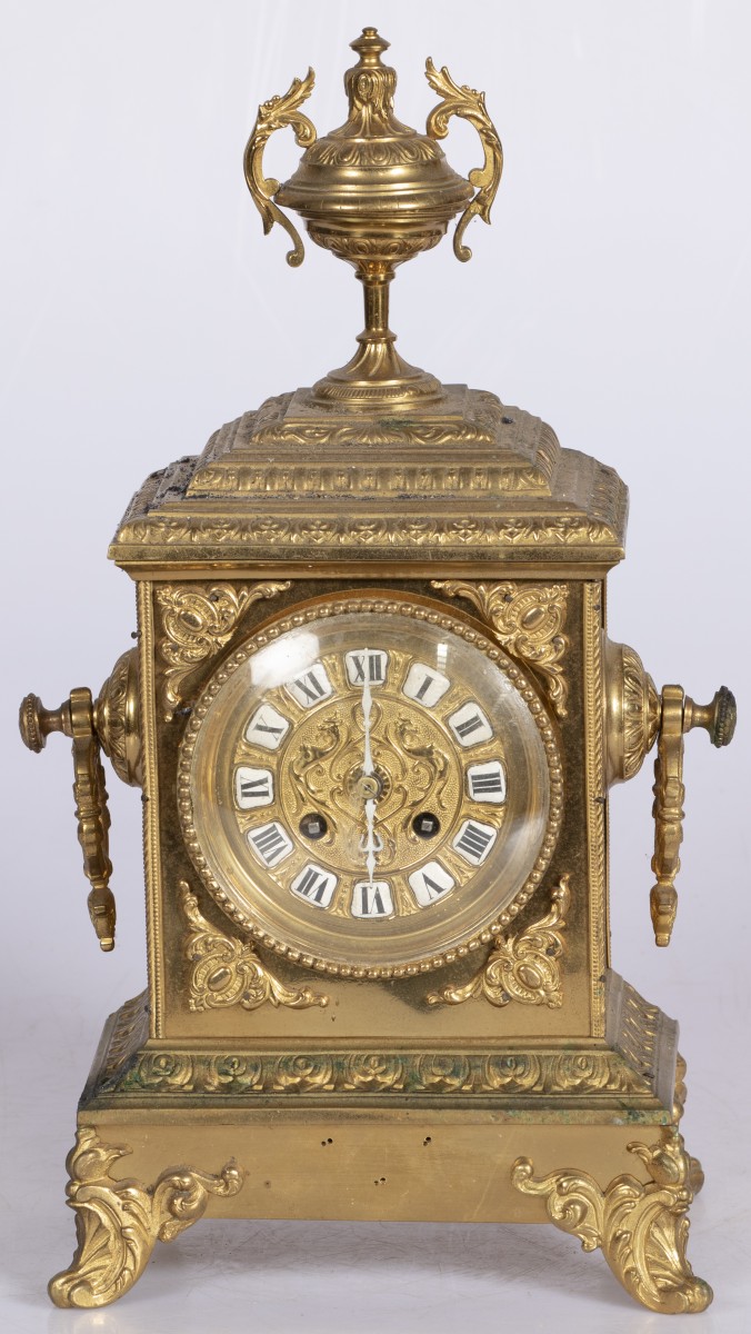 Een messing Japy Frères et Compagnie (J.F.C.) Louis XVI-stijl schouwpendule, Frankrijk, circa 1900.