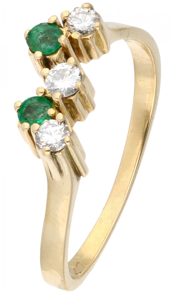Geelgouden ring bezet met ca. 0.15 ct. diamant en ca. 0.04 ct. natuurlijke smaragd - 18 kt.