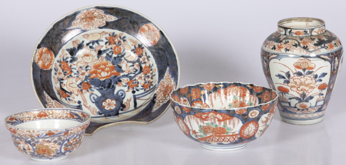 Een (4)-delig lot Imari porselein, Japan, 18e en 19e eeuw.