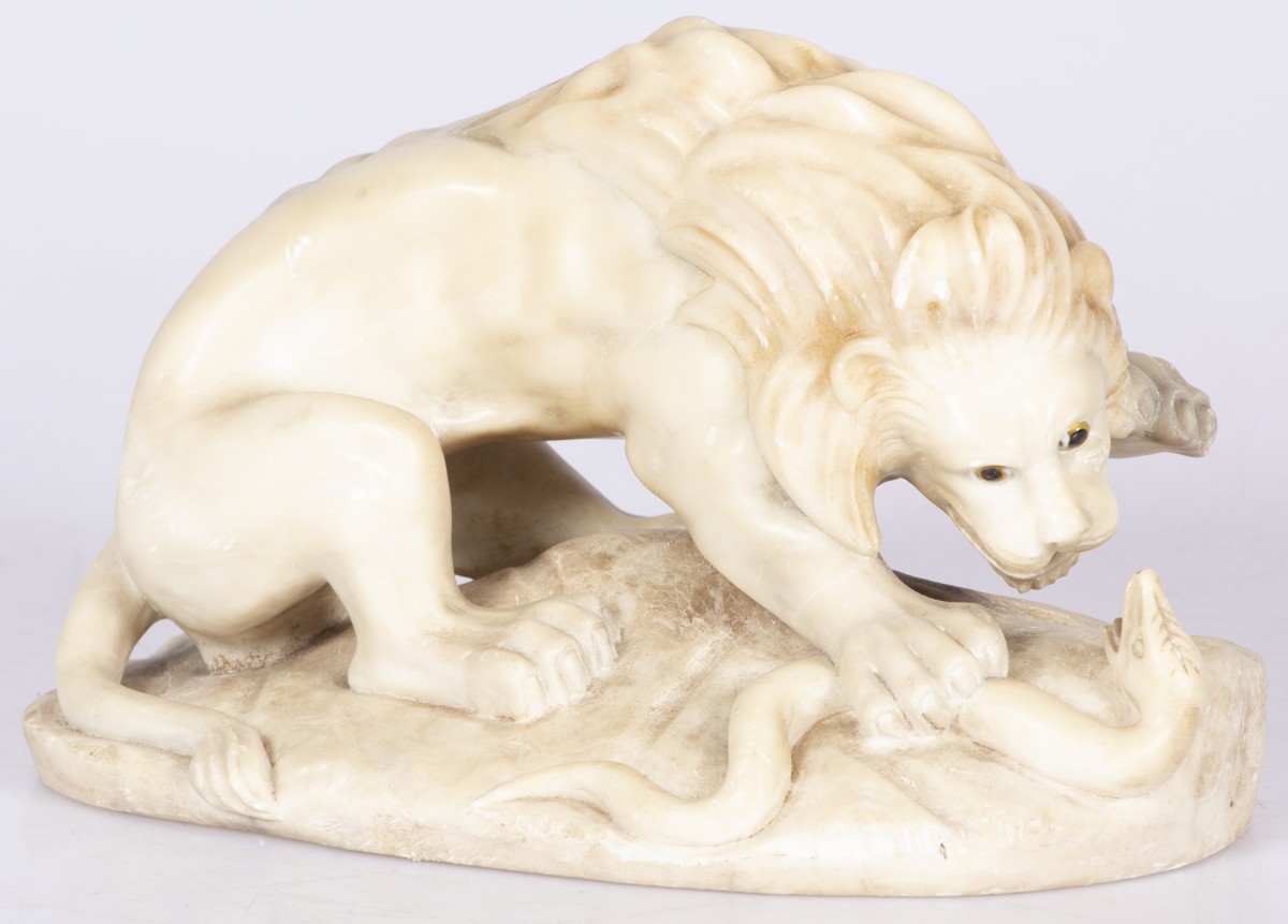 Een marmeren sculptuur van een leeuw in gevecht met een slang, 1e helft 20e eeuw.