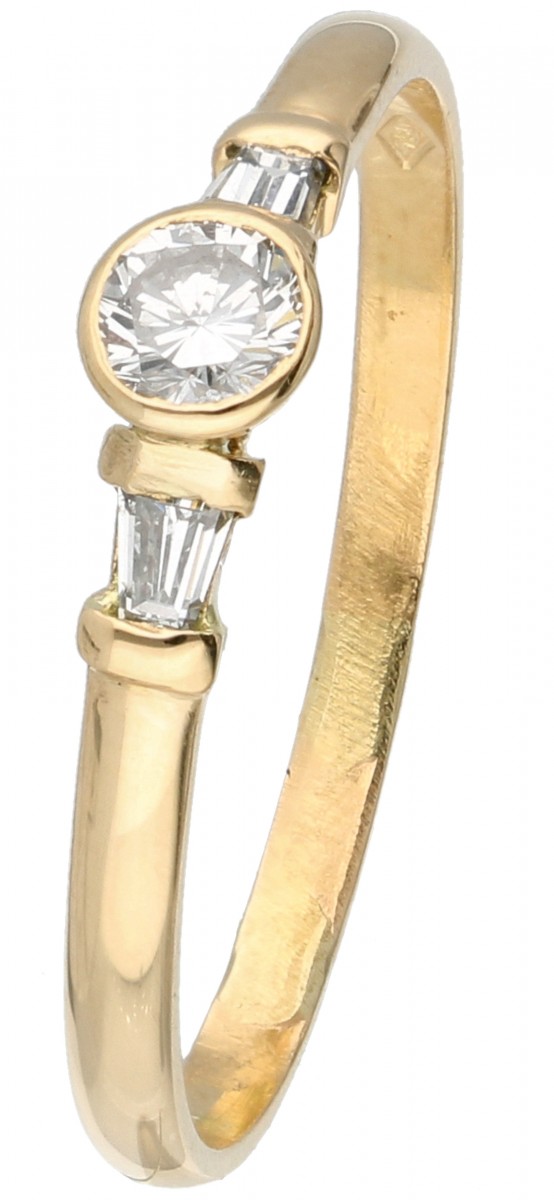 18 kt. Geelgouden shoulder ring bezet met ca. 0.24 ct. diamant.