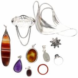 Lot van diverse sieraden, waaronder 925/1000 en 835/1000 zilver.