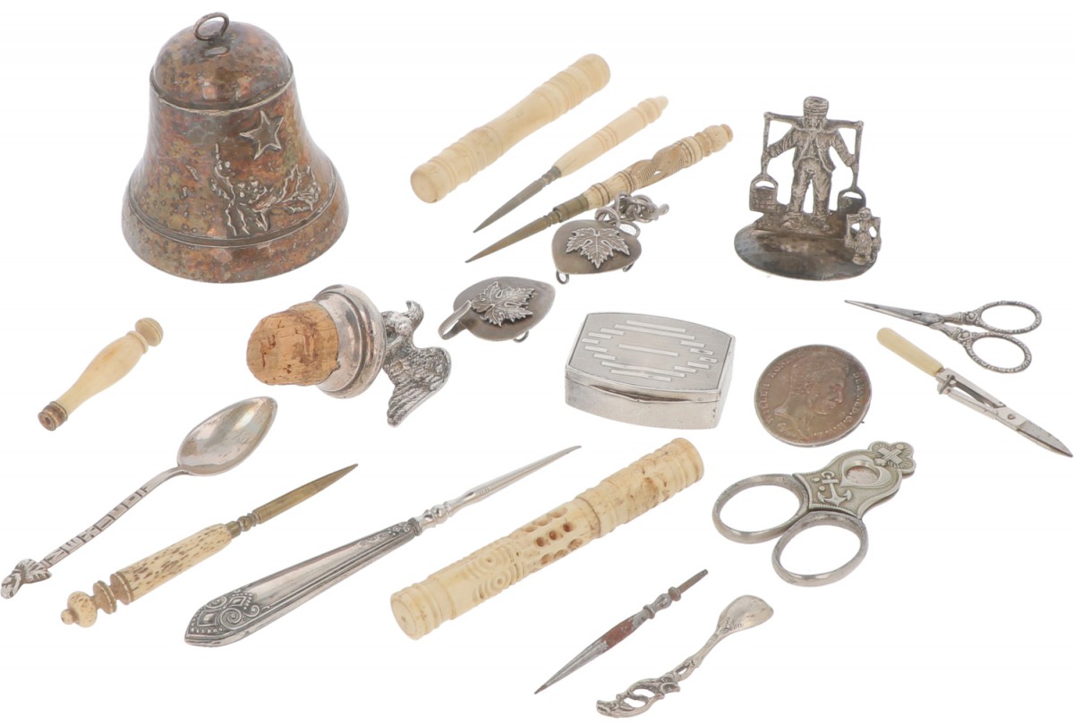 (18) delig lot diversen zilver.