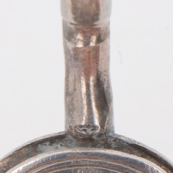 (2) delig lot miniatuur muziekinstrumenten zilver.