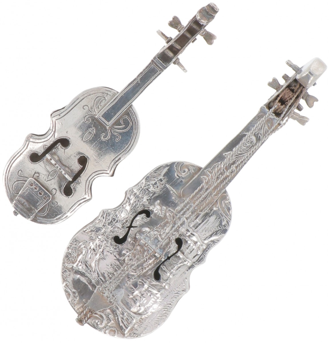 (2) delig lot miniatuur muziekinstrumenten zilver.