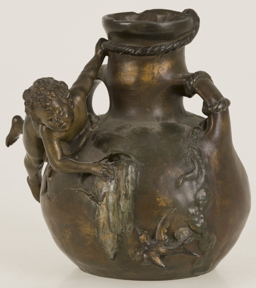 Auguste Moreau (1834-1917), Een bronzen vaas met putto en vogeltje, Frankrijk, ca. 1900.