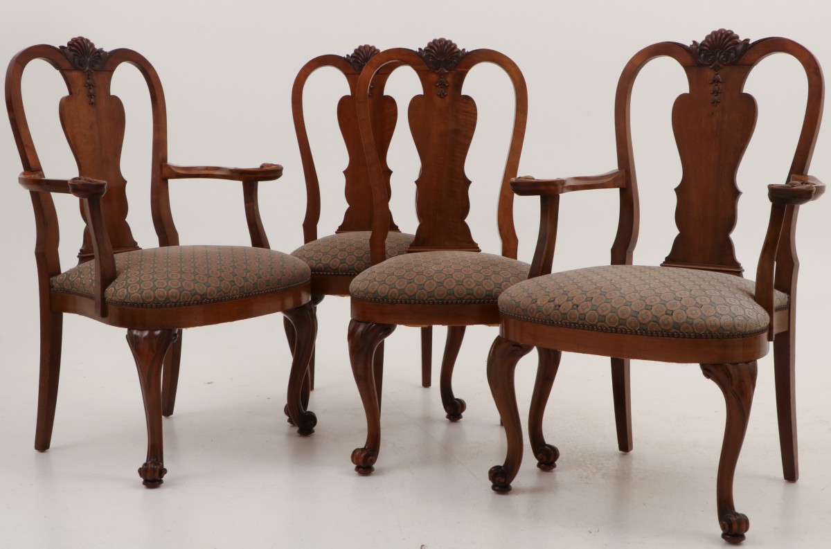 Een set van (4) neo-Marot-stijl stoelen, 19e/20e eeuw.
