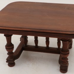 Een mahoniehouten eettafel, Engeland, laatste kwart 19e eeuw.
