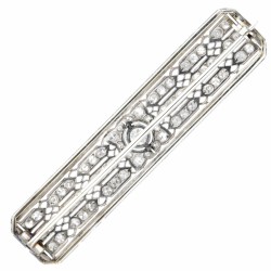 18 kt. Witgouden ajour / opengewerkte art deco broche bezet met ca. 0.73 ct. diamant.
