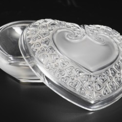 Een Lalique"Coeur" -dekseldoos . Gemerkt "Lalique France".