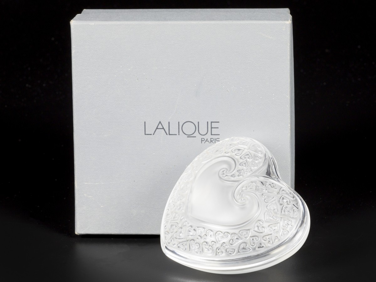 Een Lalique"Coeur" -dekseldoos . Gemerkt "Lalique France".