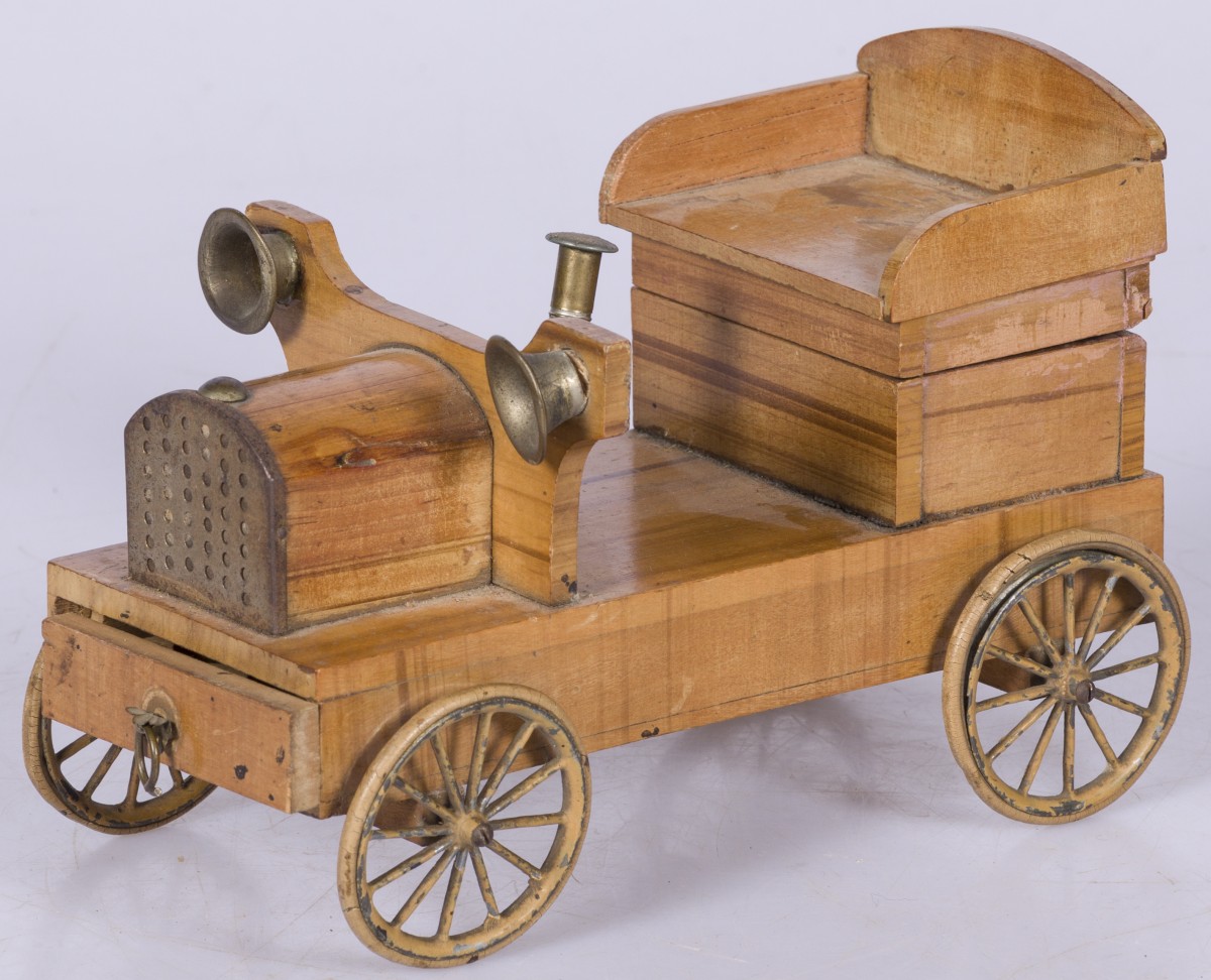 Een bureauset in de vorm van een antieke auto, 'folk art'.