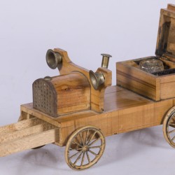 Een bureauset in de vorm van een antieke auto, 'folk art'.