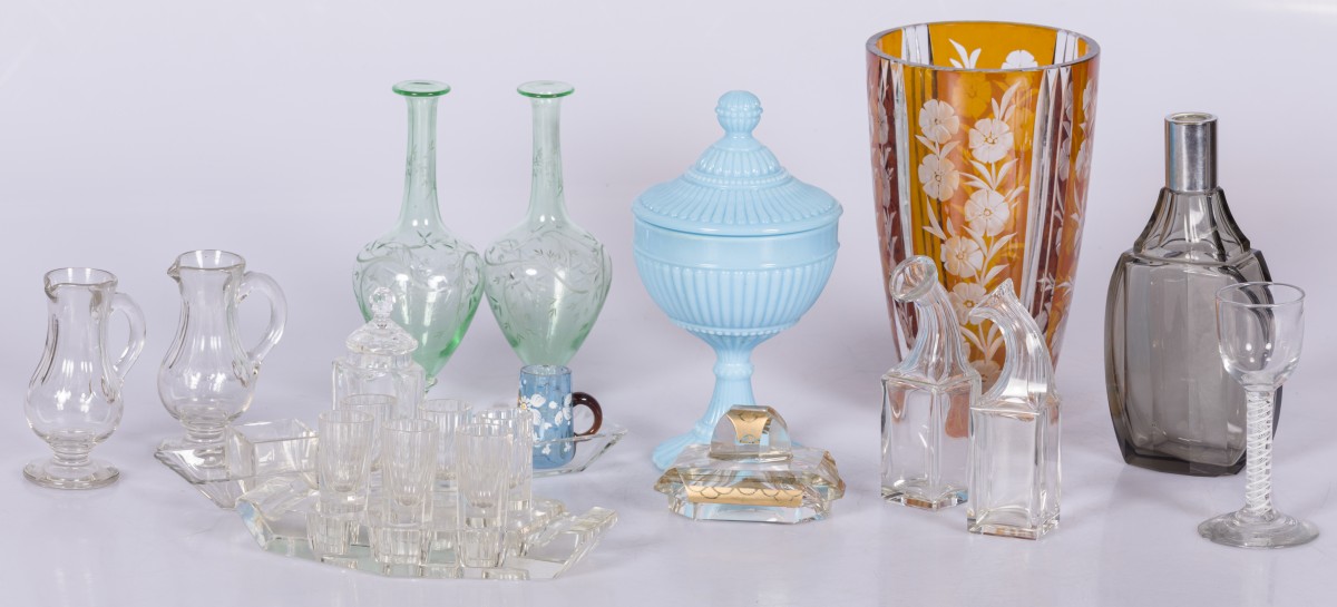 Een lot divers glaswerk waaronder een geslepen oranje glazen vaas, 20e eeuw.