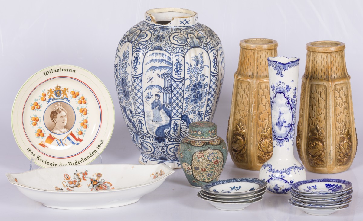 Een lot divers porselein en aardewerk waaronder een Delftse vaas met Chinoiserie decor en een serveerschaal, 20e eeuw.