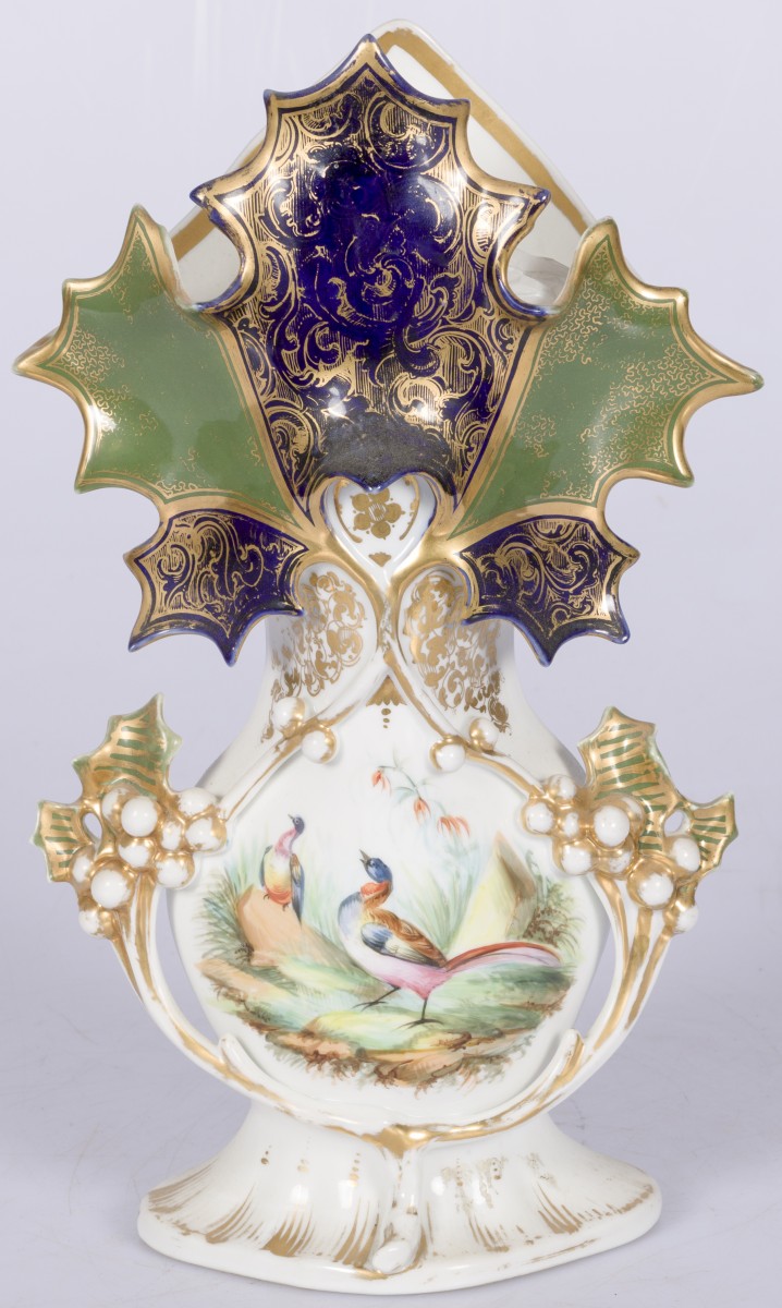 Een porseleinen vieux de Paris vaas met decor van goudfazanten, Frankrijk, ca. 1880.