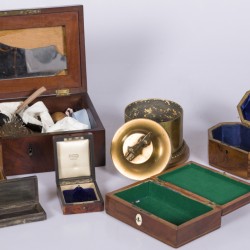 Een lot bestaande uit (4) doosjes, een naaidoos met inhoud en een messing tabaksdoos versierd met sphinx.