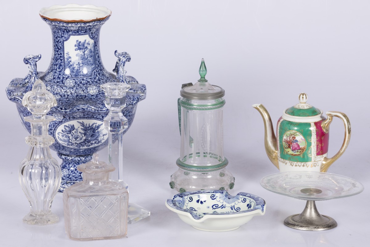 Een lot divers aardewerk waaronder blauw-wit transferware, De Ram, 20e eeuw.