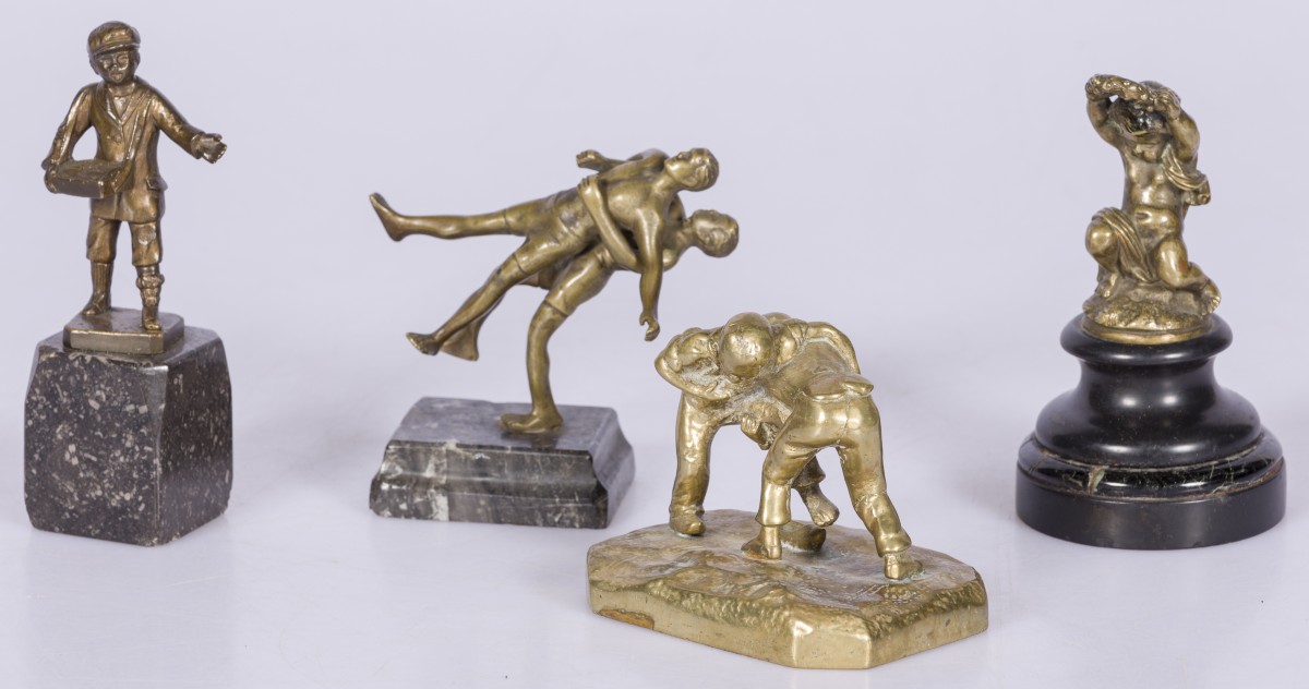 Een lot van (4) diverse bronzen sculpturen, waaronder van van worstelaars.