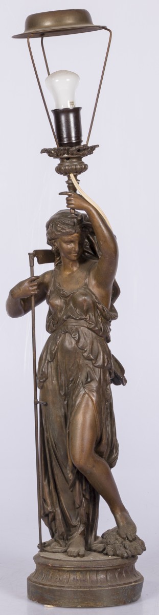 Een bronzen beeld voorstellende de oogst die een lamp hooghoudt, Frankrijk, begin 20e eeuw.