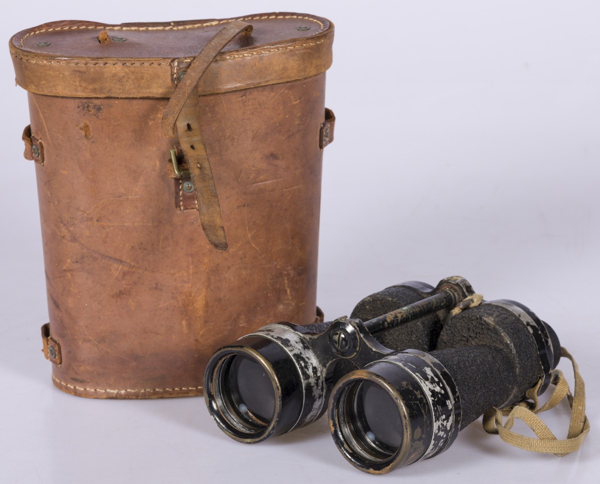 Een WOII B.H. & G. ltd verrekijker in lederen foedraal. 1942.