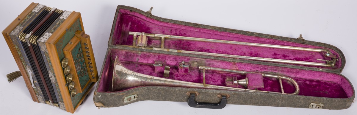Een accordeon en een trombone, 20e eeuw.