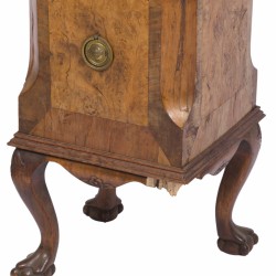 Een wortelnoten gefineerde theestoof, Holland, 18e eeuw.
