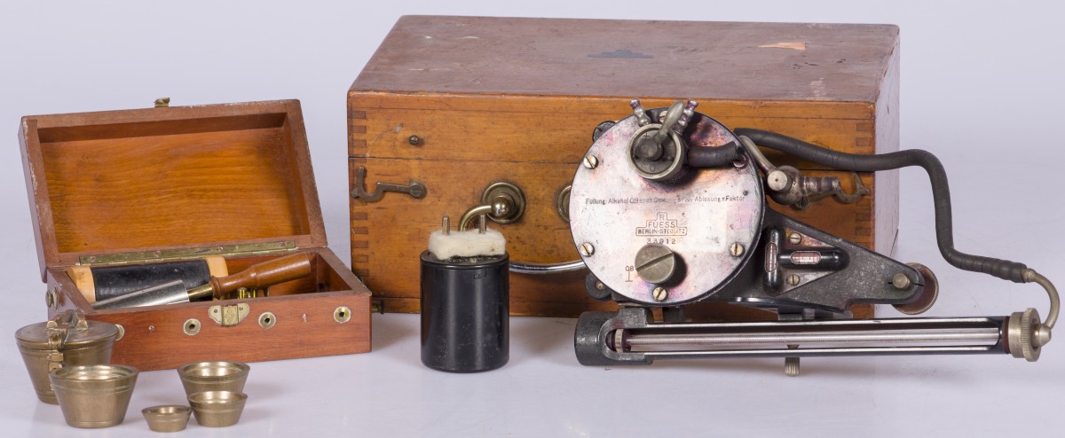 Een lot van (2) instrumenten en daarbij een nest sluitgewichten, Duitsland, ca. 1900 en later.