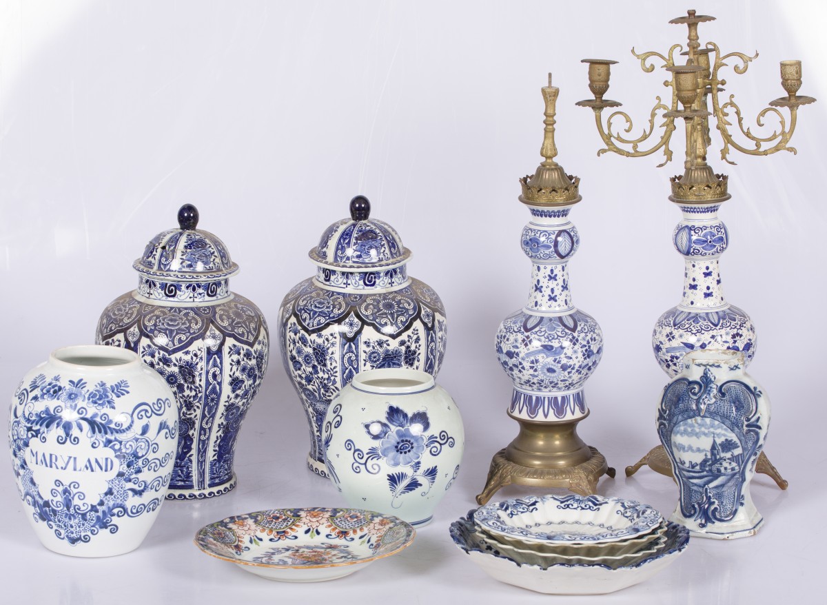 Een lot divers Delfts(?) aardewerk, Holland, 20e eeuw.