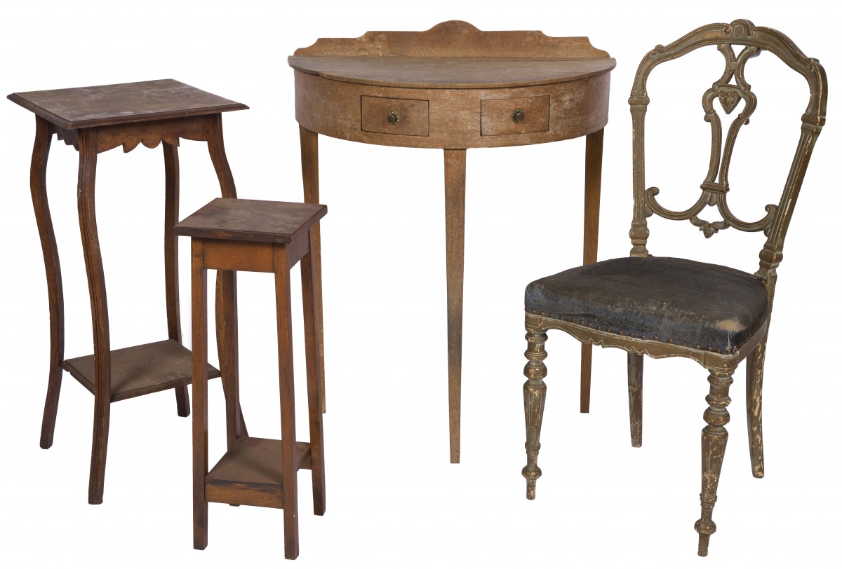 Een lot diverse meubelen waaronder een stoel, eind 19e eeuw en later.