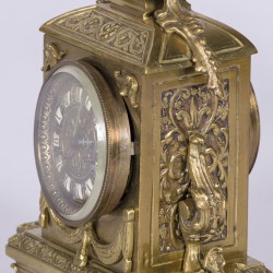 Een messing neo- Louis XVI-stijl klokkenstel, Frankrijk, 20e eeuw.