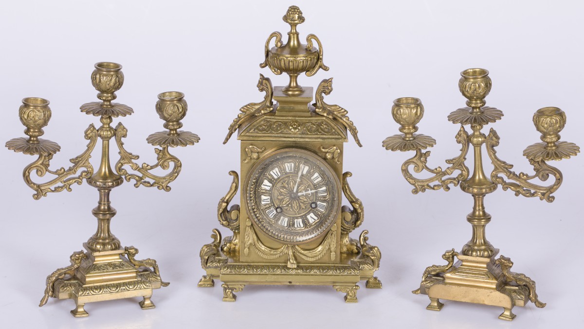 Een messing neo- Louis XVI-stijl klokkenstel, Frankrijk, 20e eeuw.