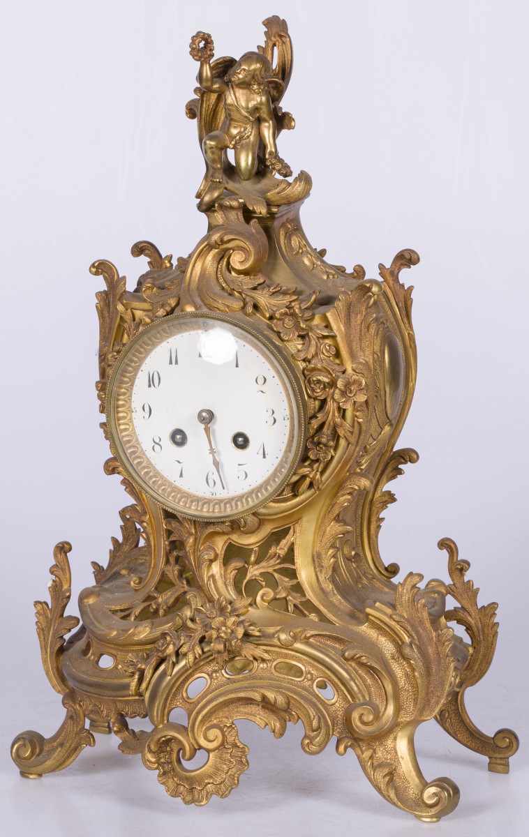 Een messing Louis XV-stijl schouwpendule, Frankrijk, 20e eeuw.