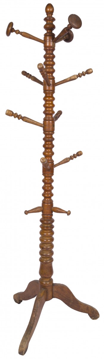 Een gedraaide notenhouten Willem III-stijl kapstok, Holland, ca. 1900.