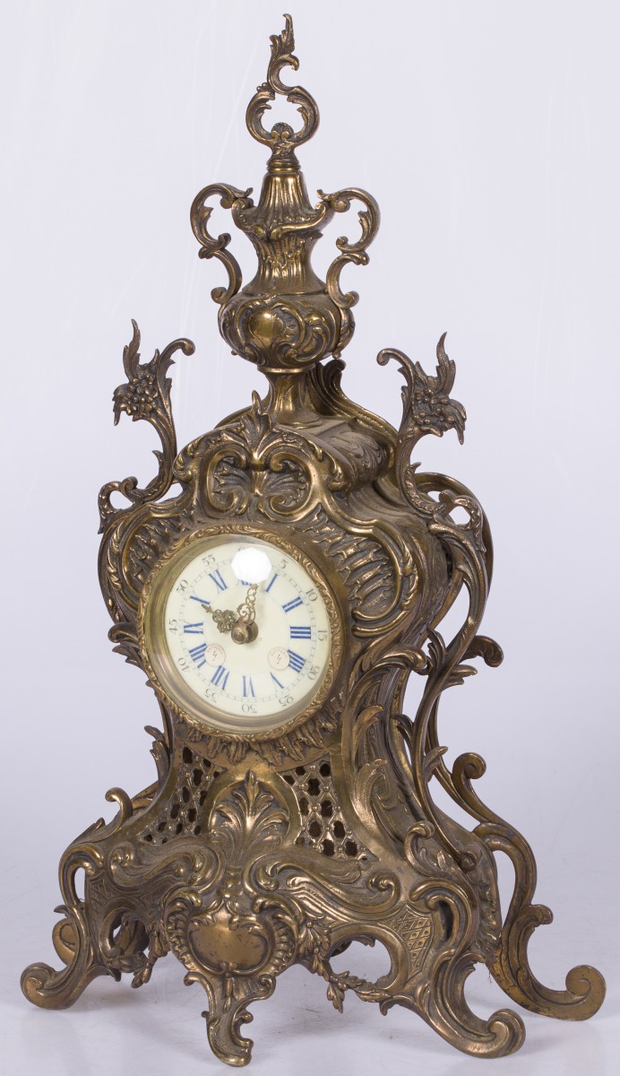 Een messing Louis XIV-stijl schouwpendule, Frankrijk, 20e eeuw.