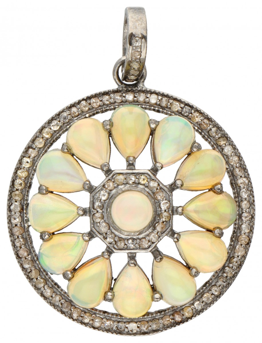 Zilveren Art Deco-stijl hanger bezet met ca. 0.85 ct. diamant en ca. 6.60 ct. edelopaal - 925/1000.