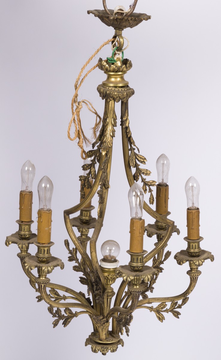 Een bronzen Louis XVI-stijl kroonluchter, Frankrijk, 1e helft 20e eeuw.