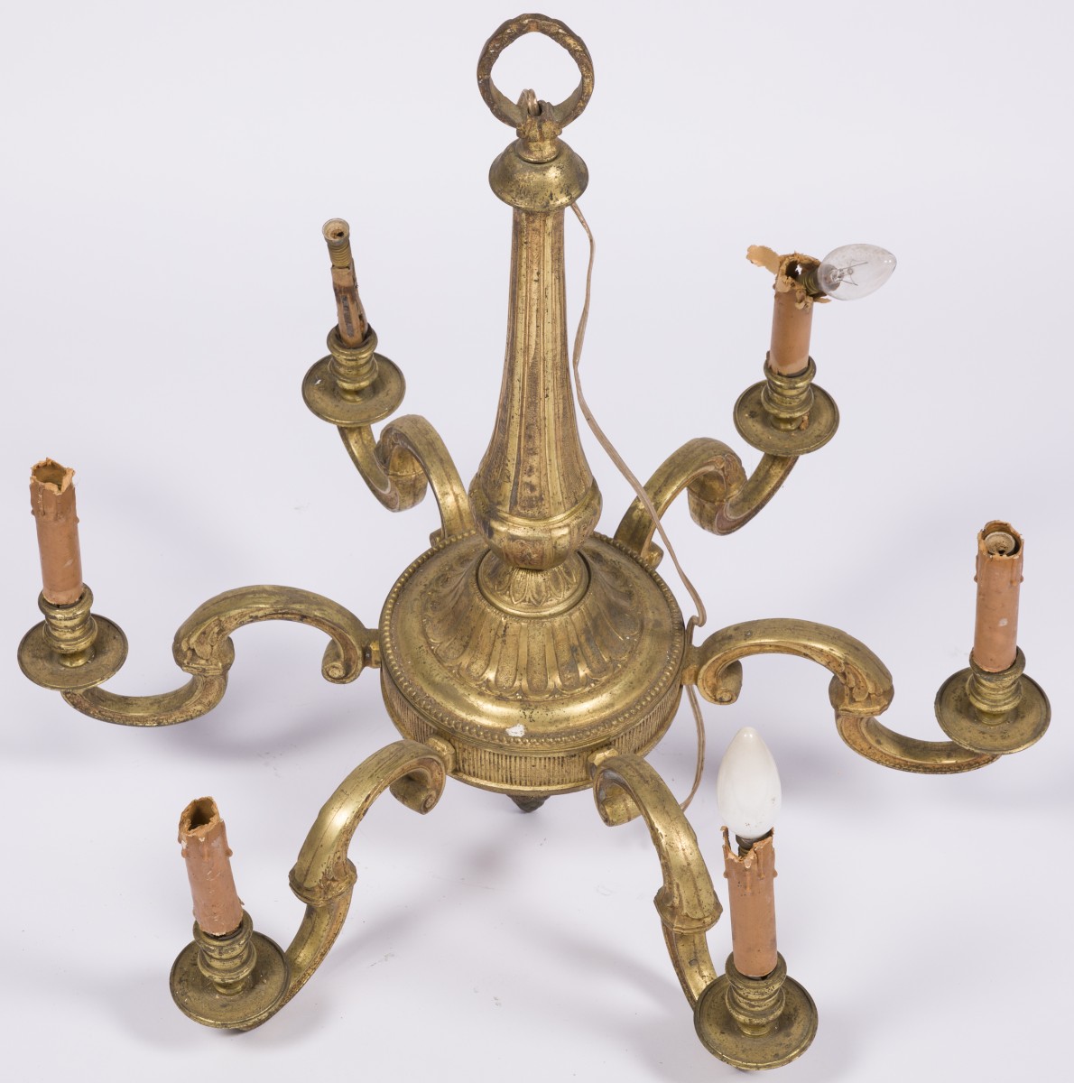 Een goud gepatineerd bronzen Louis XIV-stijl kroonluchter, Frankrijk, 19e/ 20e eeuw.