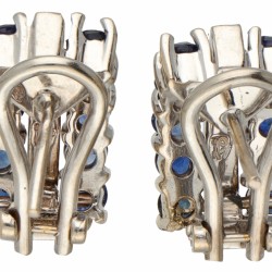 Klassieke witgouden oorbellen bezet met ca. 0.09 ct. diamant en ca. 2.40 ct. natuurlijke saffier - 18 kt.