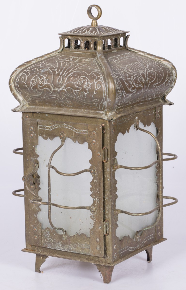 Een koperen hallantaarn, Holland, ca. 1900.