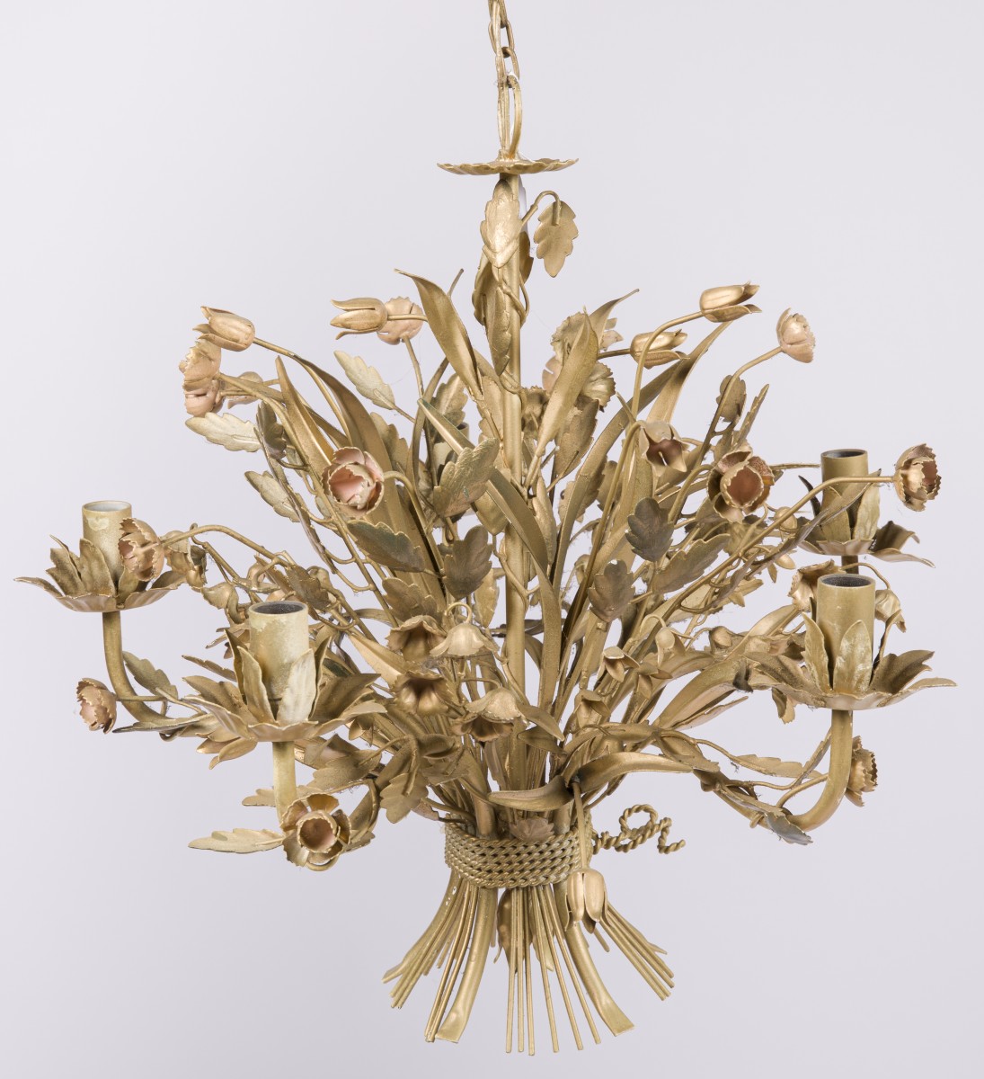 Een goudgeverfde kroonluchter, boeket van bloemen, mid. 20e eeuw.