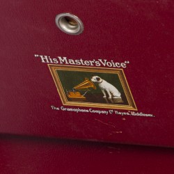 Een grammofoonspeler in koffer, His Masters Voice, 20e eeuw.