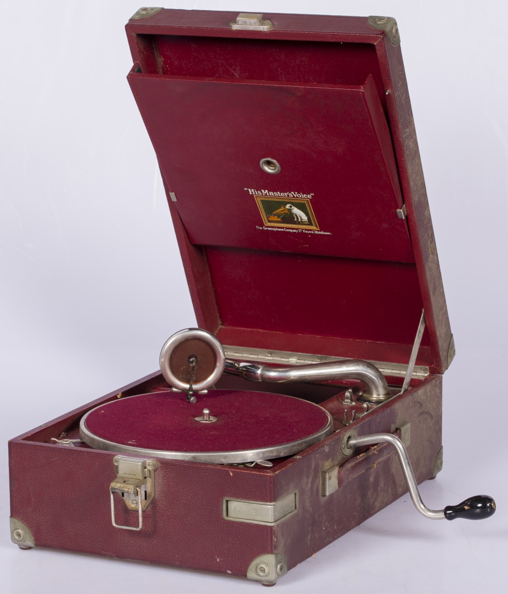 Een grammofoonspeler in koffer, His Masters Voice, 20e eeuw.