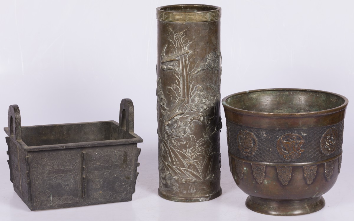 Een lot van (3) diverse bronzen vaten, China, 20e eeuw.