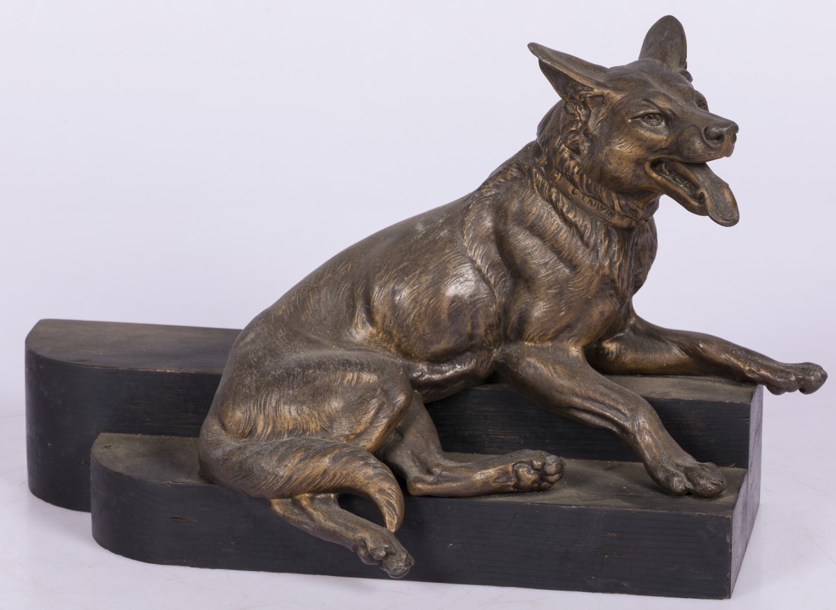 Een ZAMAK sculptuur van een hond, Duitse herder, Frankrijk, 1e kwart 20e eeuw.