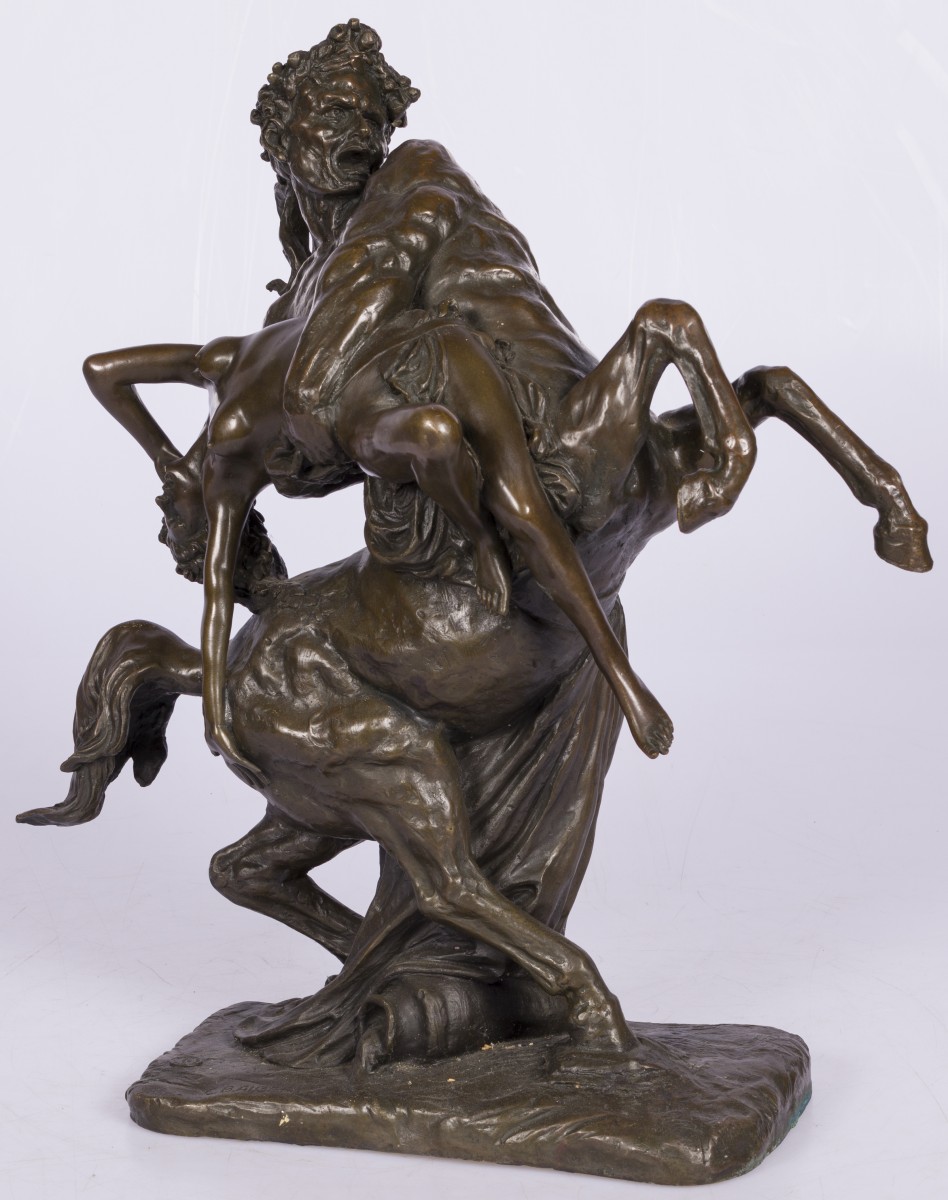Een bronzen sculptuur voorstellende een maagdenroof door centaur, Frankrijk, eind 19e eeuw.