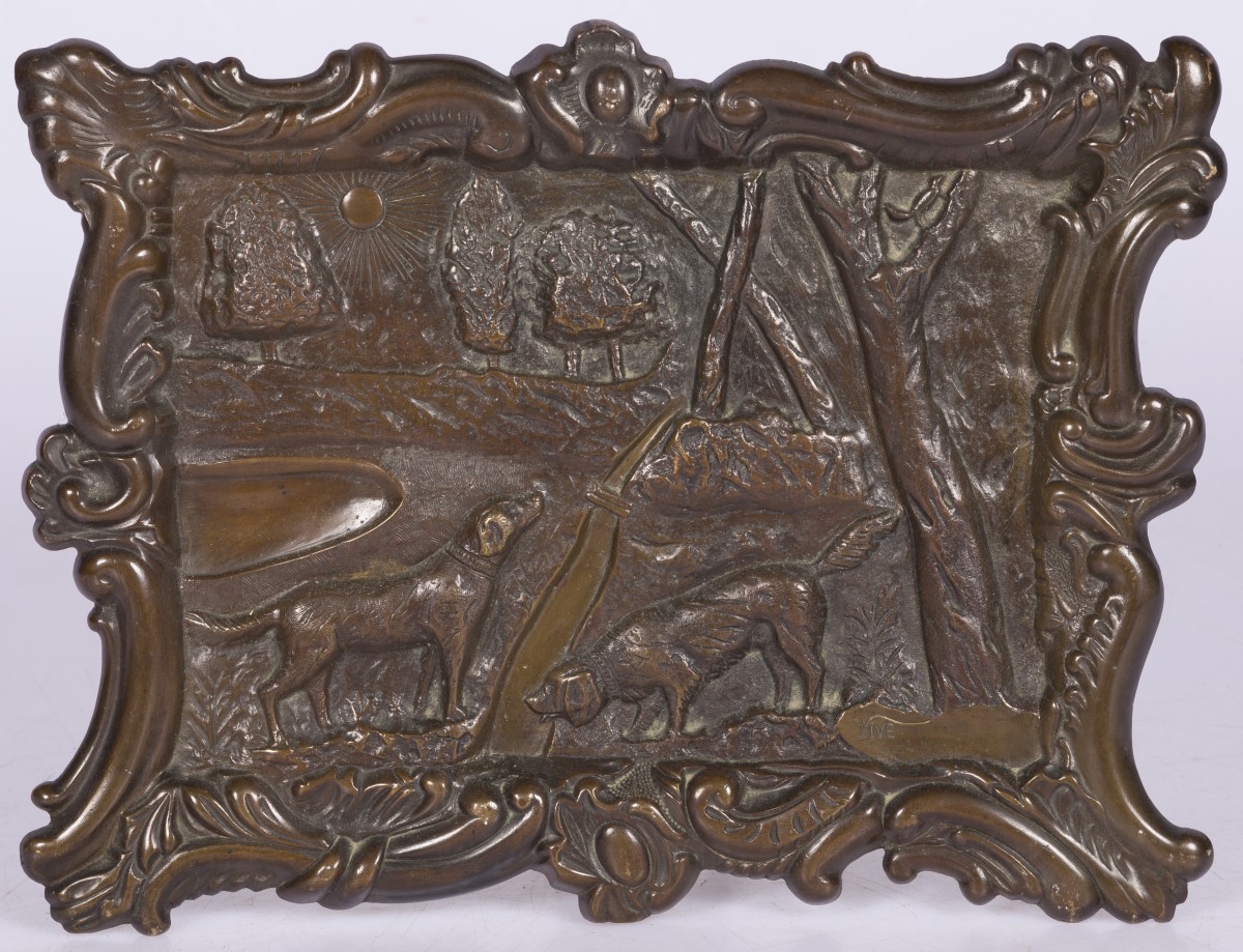 Een bronzen reliefplaquette voorstellende jachthonden in een landschap, Duitsland, 20e eeuw.