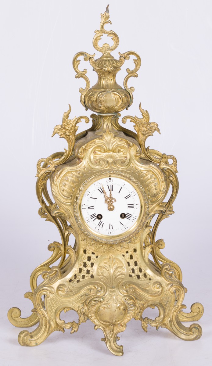 Een bronzen rococo-stijl schouwpendule, Frankrijk, 19e eeuw.
